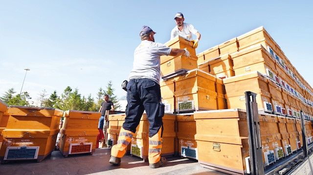 Konya Büyükşehir Belediyesi, 31 ilçeden müracaat eden üreticilere yüzde 50 hibeli toplam 2 bin 500 adet çift katlı, polen tuzaklı arı kovanı desteğinde bulundu.
