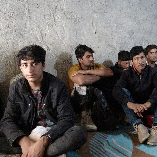 Van'ın İpekyolu ilçesinde bir evde yurda yasa dışı yollarla girdiği belirlenen 24 düzensiz göçmen yakalandı