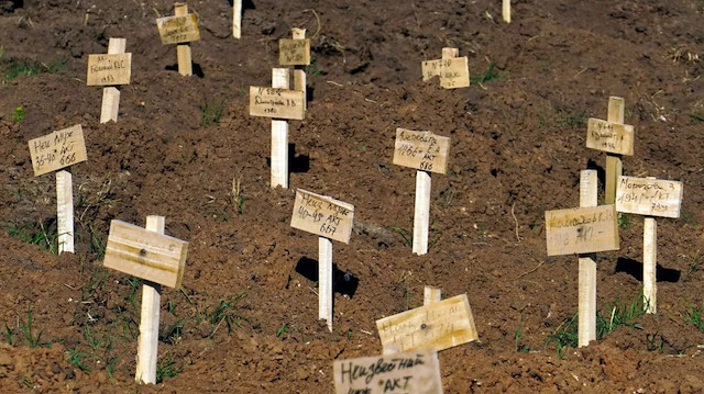 Mariupol'da öldürülenlerden bazıları mezarlara gömüldü ancak ceset yığınları kaldı