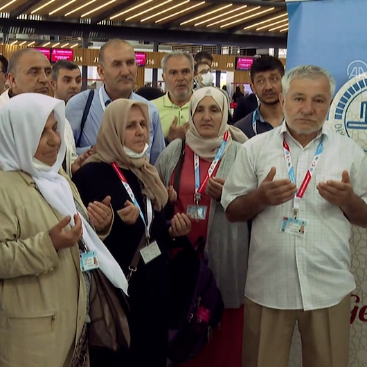 İstanbul Havalimanından ilk hac kafilesi dualarla uğurlandı