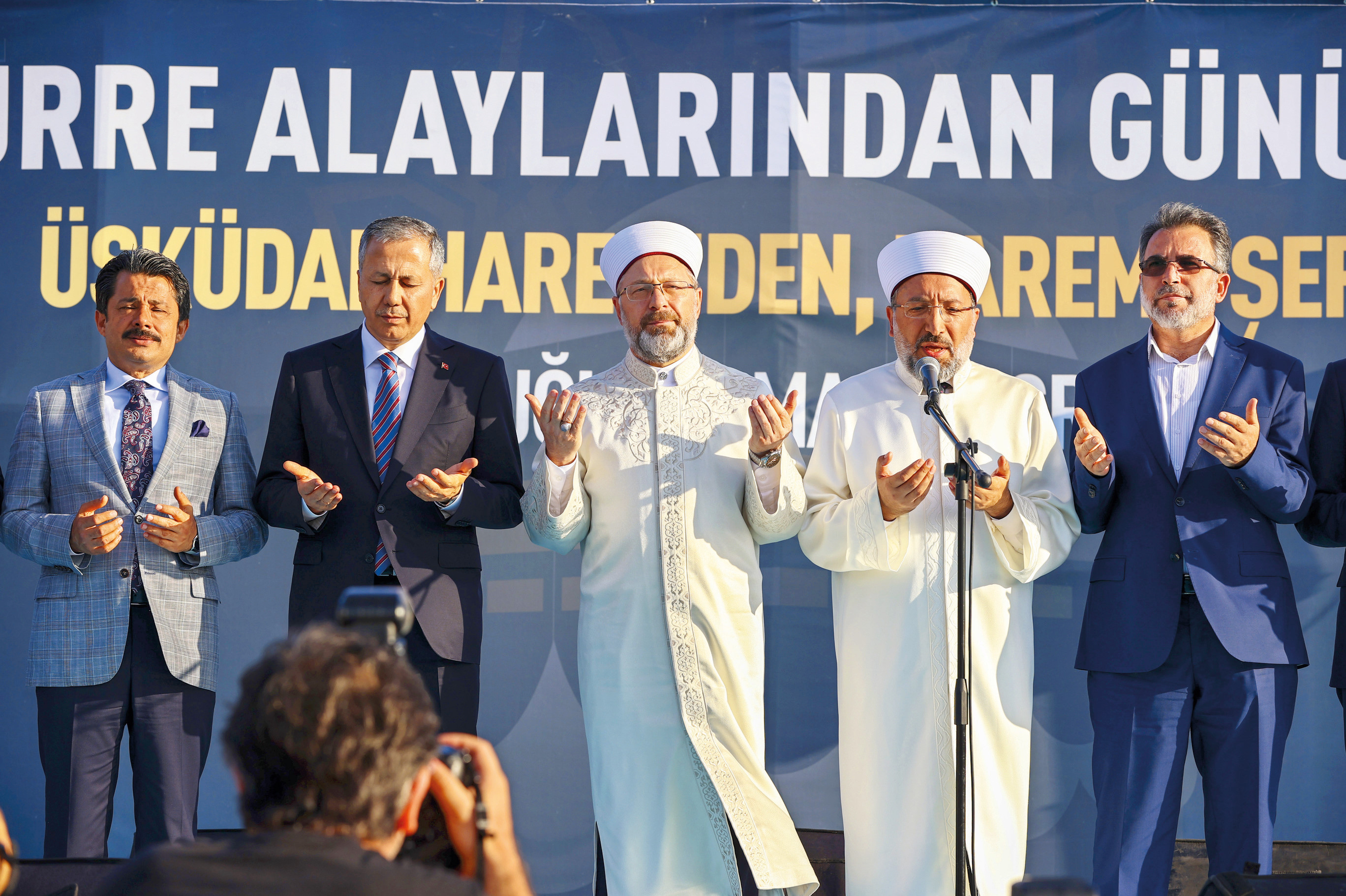193 hacı adayı, Diyanet İşleri Başkanı Prof. Dr. Ali Erbaş ve İstanbul Valisi Ali Yerlikaya’nın da katıldığı programda, İstanbul İl Müftüsü Prof. Dr. Safi Arpaguş’un yaptığı duanın ardından kutsal topraklara uğurlandı.