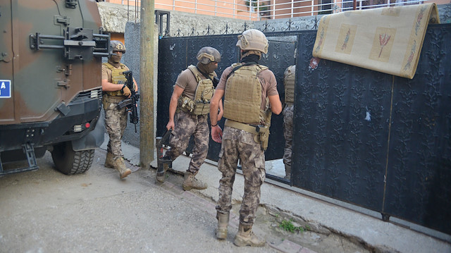 Adana'da terör örgütü DEAŞ'a yönelik düzenlenen şafak operasyonunda yabancı uyruklu 10 kişi gözaltına alındı. 