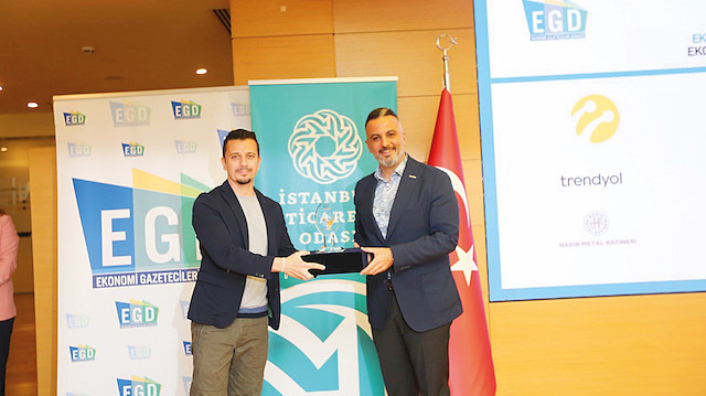 Yeni Şafak Ekonomi Editörü Orhan Orhun Ünal'a 
ödülünü ASKON Genel Başkanı Orhan Aydın (sağda) verdi.