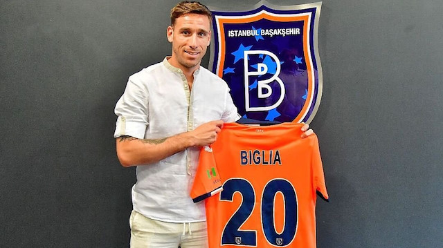İki yıllık sözleşme imzalayan Biglia, yeni takımının formasıyla poz verdi.