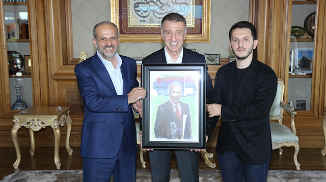 Nuri Albayrak ve Hamza Albayrak, Ahmet Ağaoğlu’na onun için hazırlanan özel portreyi hediye etti. 