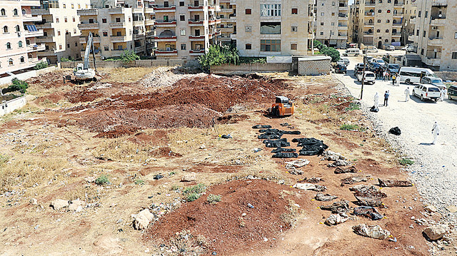  2011-2018 arasında rejimin emriyle mezar kazma işini  yürüten eski yetkili, bölgede hala toplu mezarlar kazıldığını  anlattı.