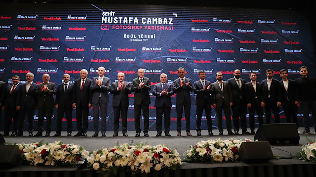 Cumhurbaşkanı Recep Tayyip Erdoğan, Büyük Çamlıca Camii 1071 Konferans Salonu'nda düzenlenen "Şehit Mustafa Cambaz Fotoğraf Yarışması Ödül Töreni"nde kazananlara ödüllerini Albayrak Holding Yönetim Kurulu Başkanı Ahmet Albayrak ile birlikte takdim etti.