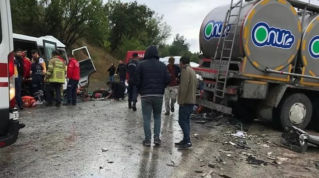 Balıkesir'de katliam gibi kaza: 8 kişi hayatını kaybetti 10 kişi yaralandı