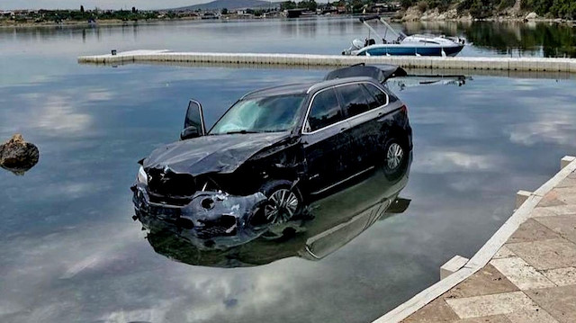 İzmir’de sır olay: Kaza yapan araç denize uçtu cesedi başka yerde bulundu