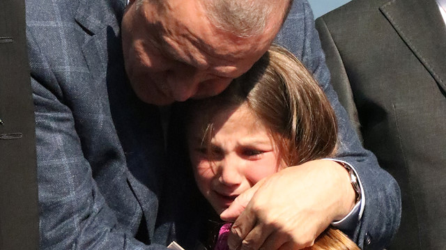 Cumhurbaşkanı Erdoğan’a sarılarak ağlayan küçük Ayşegül duygularını anlattı.