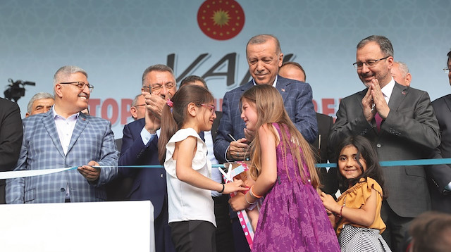 Cumhurbaşkanı Erdoğan konuşmasının ardından yanına gelen çocuklarla açılış kurdelesini kesti, onlara oyuncak verdi. Çocuklar sahnede duygusal anlar yaşadı.