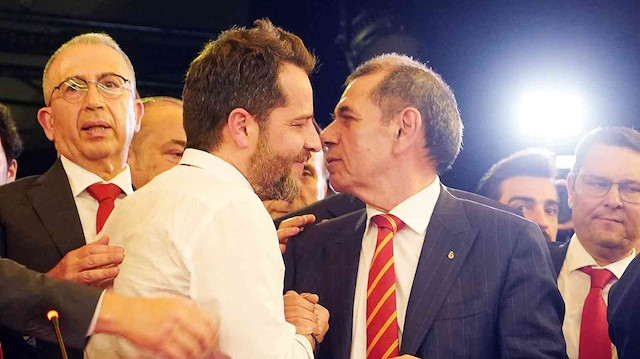 Olağanüstü Seçimli Genel Kurulda oynların çoğunu toplayan Dursun Özbek, Galatasaray'ın yeni başkanı seçildi. Özbek, 4 yıl aradan sonra tekrar başkanlık koltuğuna oturdu.