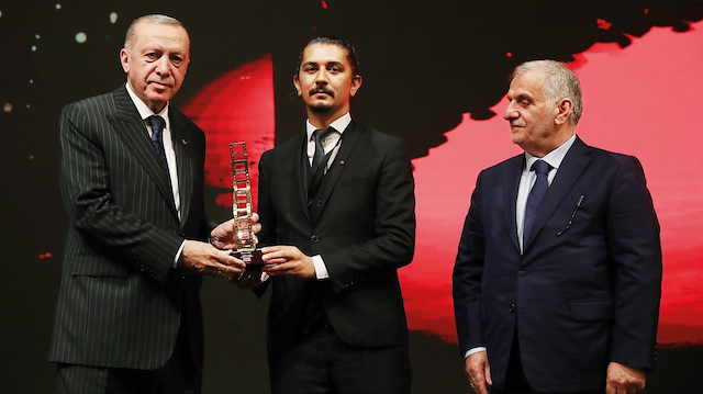 Cumhurbaşkanı Recep Tayyip Erdoğan, Yeni Şafak Gazetesi 
İmtiyaz Sahibi Ahmet Albayrak'ın ev sahipliği yaptığı gecede kazananlara ödüllerini verdi. 