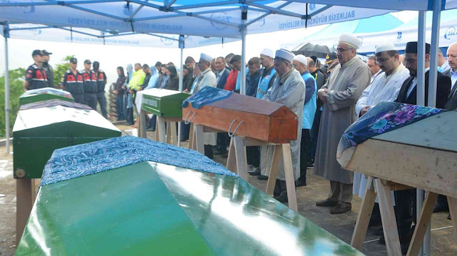 Balıkesir'deki kazada hayatını kaybeden 6 kişinin cenazeleri aynı mahallede defnedildi.