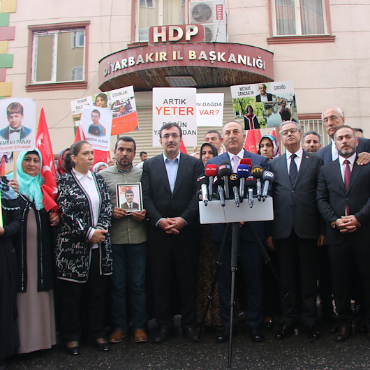 Bakan Çavuşoğlu İsveç ve Finlandiya'ya bir de Diyarbakır annelerinin yanında hatırlattı: PKK ile YPG arasında hiçbir fark yok
