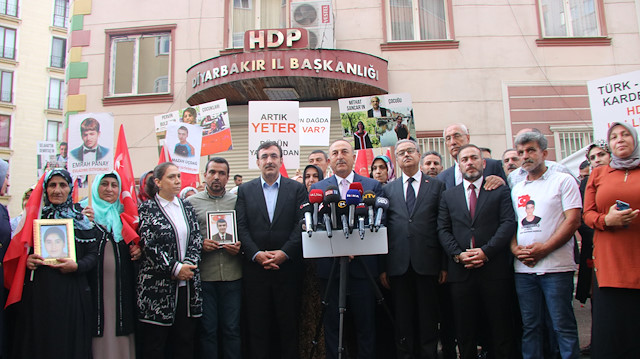 Dışişleri Bakanı Mevlüt Çavuşoğlu, Diyarbakır annelerini ziyaret etti.
