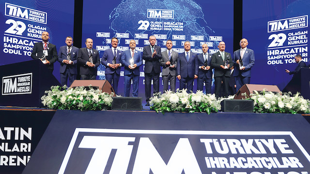 Türkiye'nin en büyük 10 ihracatçı firmasına ödüllerini Cumhurbaşkanı Erdoğan takdim etti.