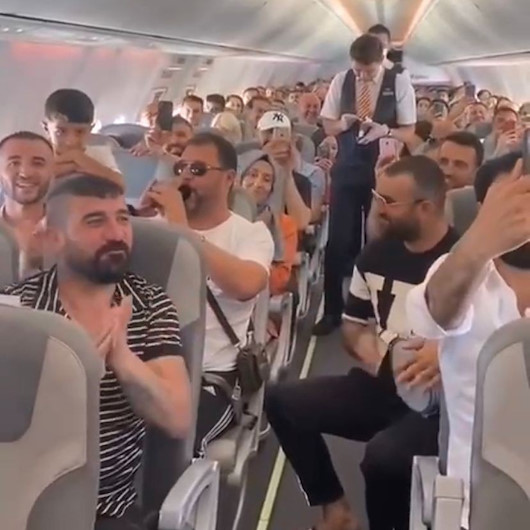 Diyarbakır-Antalya uçağında zurna ve darbukalı eğlence