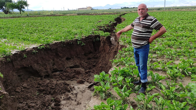 'Mahsuller ortadan yarıldı: Kayseri'de şiddetli yağmur sonrası ekili arazide 2,5 kilometre yarık oluşturdu