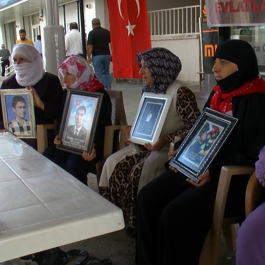 Muş'ta çocukları PKK'lı teröristlerce kaçırılan aileler HDP önündeki eylemlerini sürdürdü