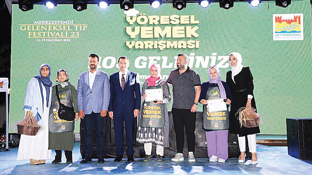 Zeytinburnu Belediye Başkanı Ömer Arısoy dereceye giren yarışmacılarla hatıra fotoğrafı çektirdi.