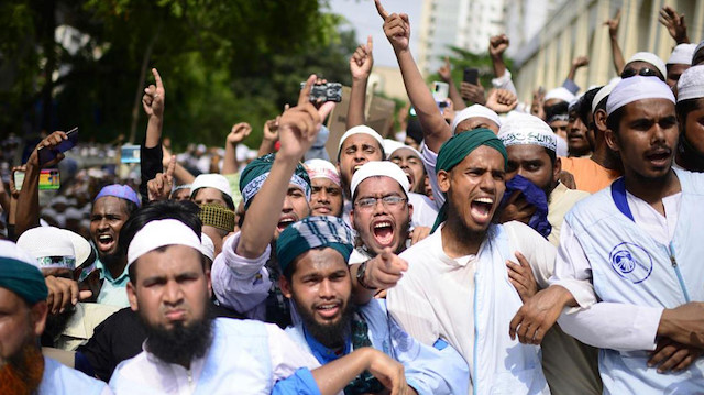 Bangladeş’te binlerce kişi Hz. Muhammed'e hakaret içeren açıklamalara tepki için yürüdü.