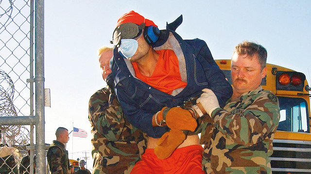 Guantanamo’daki tutuklulara ait fotoğrafların yayınlanmasının yankıları sürüyor. 