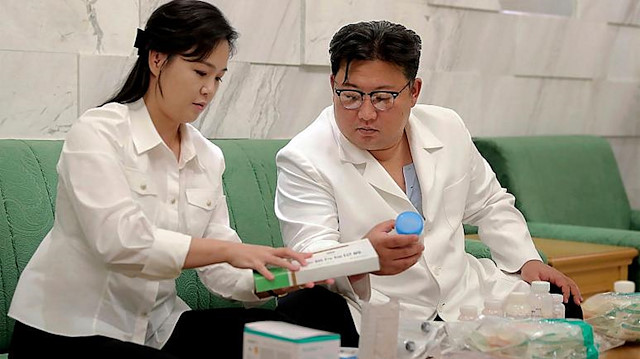 uzey Kore lideri Kim Jong Un ve eşi Ri jol Ju yeni salgında hastalananlar için bağışladıkları ilaçları inceledi 