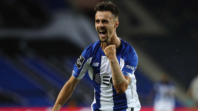 10 numara pozisyonunda oynayan Fabio Vieira, sol ayağını kullanıyor.