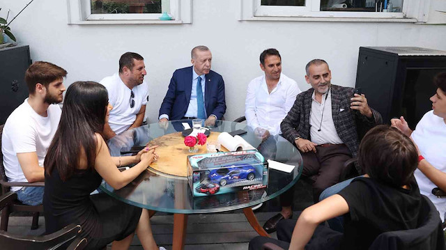 Daveti kabul eden Erdoğan, vatandaşlarla birlikte çay içip sohbet etti. 