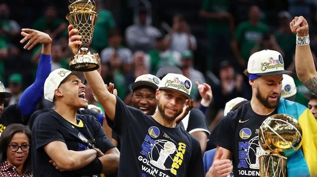 4. yüzüğünü takan Curry, final serisinin MVP'si seçildi.