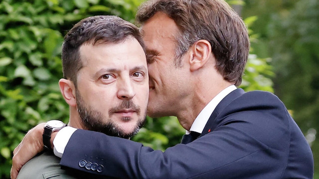 Macron ve Zelenskiy'nin sarıldığı kare gündem oldu.