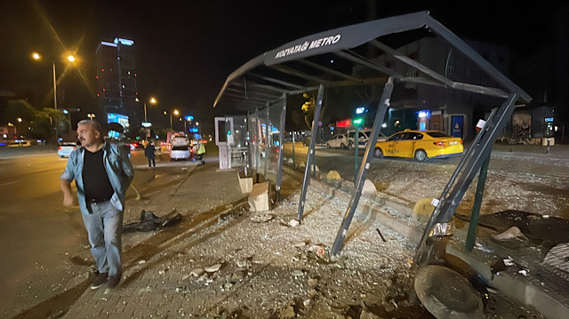 İstanbul'da bir aracın önce otomobile ardından otobüs durağına çarpması sonucu 5 kişi yaralandı.