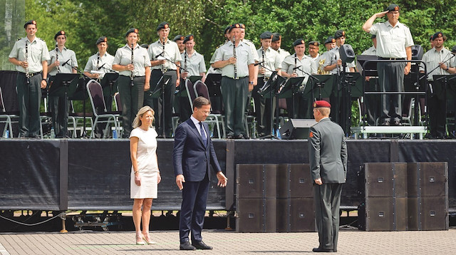 Hollanda Başbakanı Mark Rutte, Srebrenitsa soykırımından Hollandalı askerlerin değil, sadece Sırpların sorumlu olduğunu kaydetti.