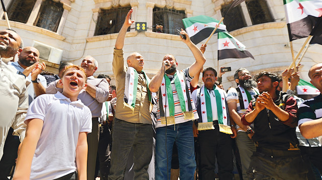 Yerinden edilen Tel Rıfatlılar, evlerini işgal eden terör örgütü YPG/PKK’yı protesto ederek, Türk Silahlı Kuvvetleri (TSK) ve Suriye 
Milli Ordusu’ndan (SMO) YPG/PKK’yı temizlemesini istemişti.