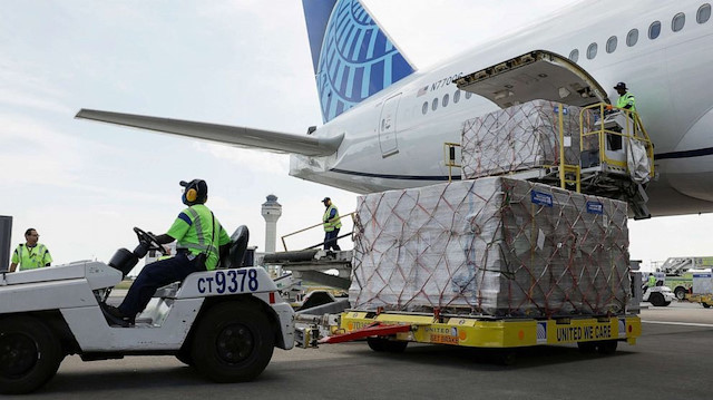 17 Haziran'da Dulles Havalimanına gelen uçaktan bebek maması paketleri çıkarılıyor