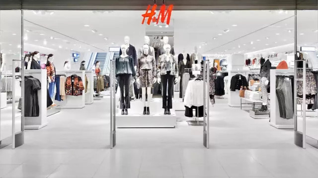 İsveçli moda markası H&M, Türkiye'de skandal LGBT propagandasıyla aileyi hedef aldı. 
