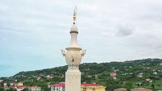 Semaver şeklindeki minare dikkat çekti.