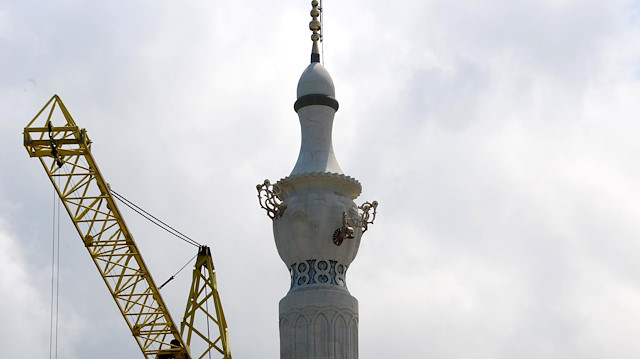Caminin minaresine semaver şekli verilmesi tartışmalara yol açtı. 