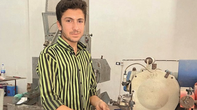 17 yaşındaki Ali Akıl, OSB’de kurulan ayakkabı fabrikasında çalışıyor.