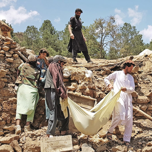 Afganistan 5,9’la yıkıldı: En az bin ölü, bin 500 yaralı