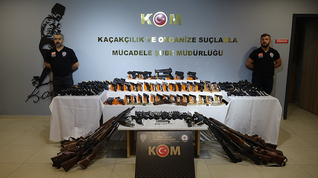 Bursa'da 245 ruhsatsız silah ele geçirildi, 4 gözaltı.
