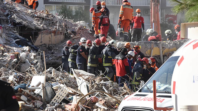 İzmir'de 6.6 büyüklüğündeki depremde yıkılan Bayraklı'daki Emrah Apartmanı'nda 30 kişi hayatını kaybetti, 8 kişi yaralandı. 