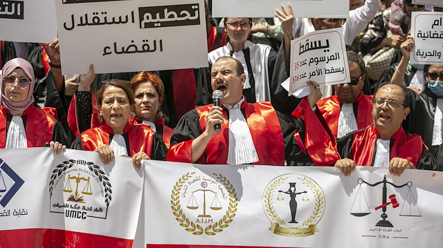 قضاة تونسيون يحتجون ضد إعفاء 57 من زملائهم
