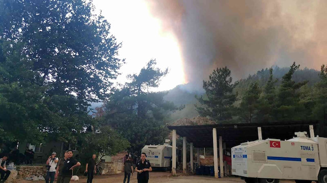 Marmaris’te alevlerin tehdidi altındaki yangın kriz merkezi boşaltılıyor.  