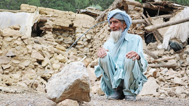 Afgan depremzedeler çaresizce yardım bekliyor.