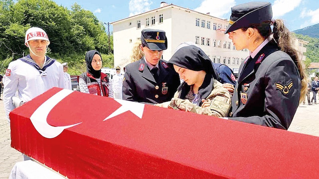 Geçen Eylül’de evlenen şehit Fatih Özkaya'nın eşi Sevgi Özkaya törene askeri üniformayla katıldı. 