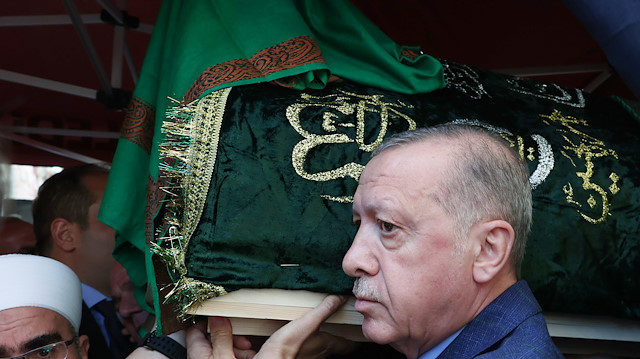 Cumhurbaşkanı Erdoğan Mahmut Ustaosmanoğlu'nun cenazesine katıldı. 