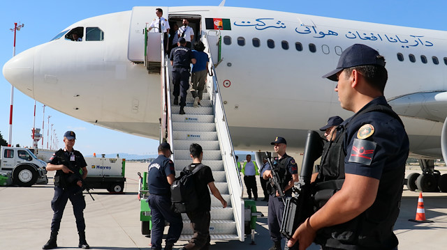 İzmir'de Afganistan uyruklu 226 düzensiz göçmen uçakla sınır dışı edildi