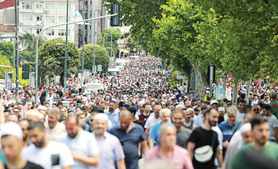 Ustaosmanoğlu’nu son yolculuğuna uğurlamak için vatandaşlar erken saatlerde Fatih Camisi ve çevresine akın etti.